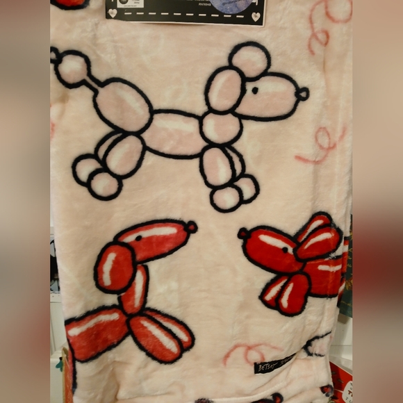 Betsey Johnson NWT Balloon Dog 50 × 70 Inches Plush Throw - Picture 2 of 3